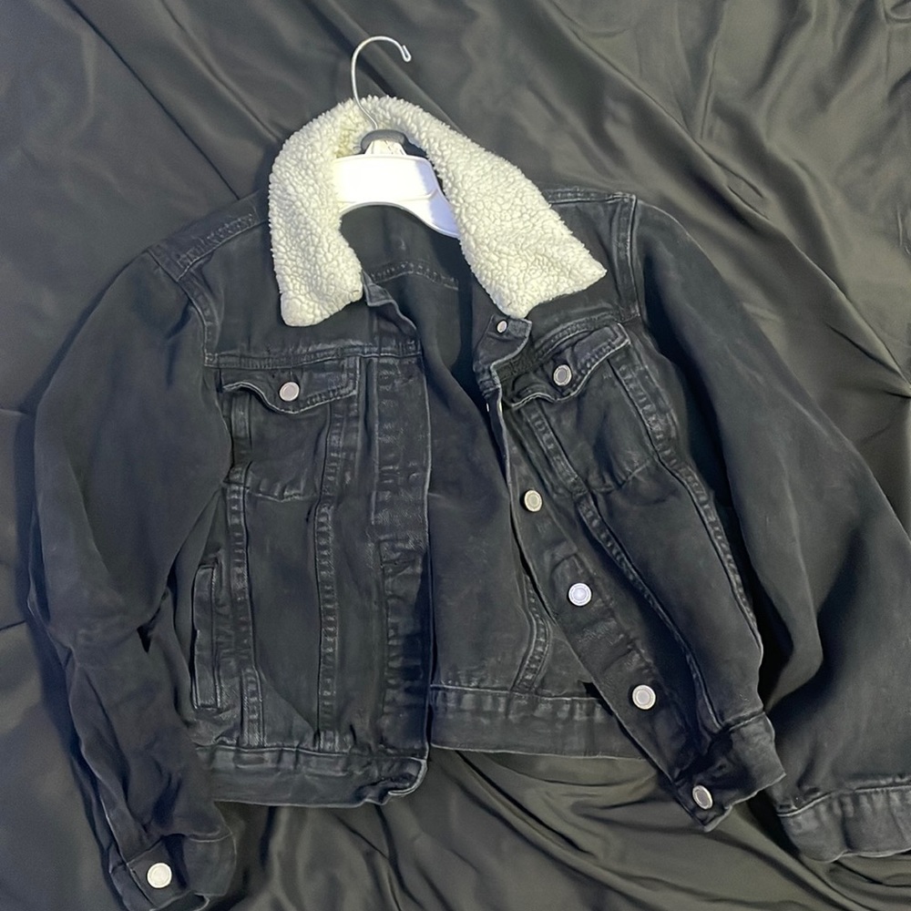 boohoo jean jacket with white borg collar
